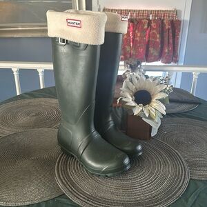 Nice women water boots  
The brand is hunter 
Size 7